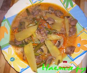 Рагу с куриными желудочками в горшочках