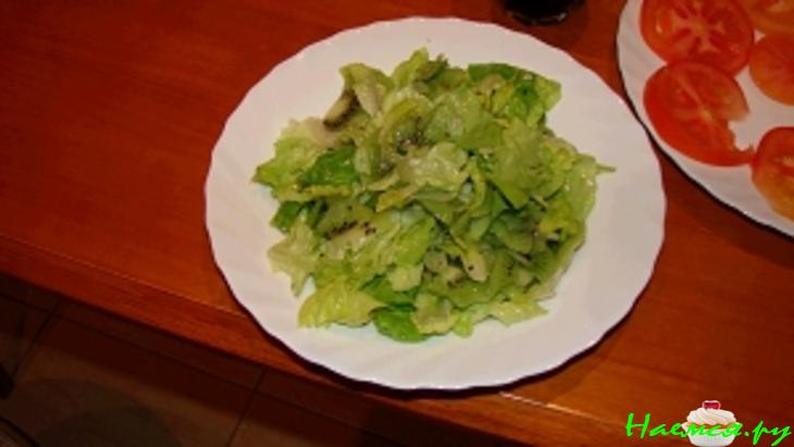 Зелёный салат с коньячным соусом