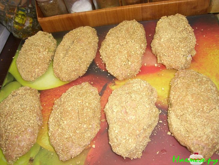 Котлеты куриные, а внутри гарнир:)