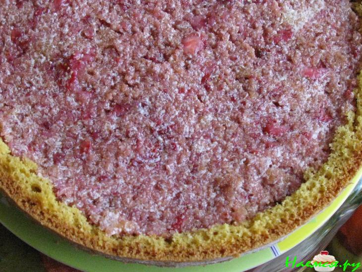 Торт с клубникой, вкусный и влажный