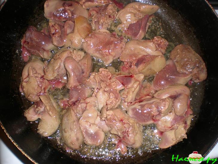 Печень бройлера в сметане. С рисом на гарнир