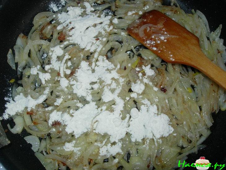 Рыба в сметанно-луковом соусе Рыба в сметанно-луковом соусе