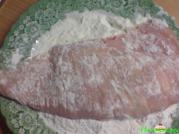 Шницели из индейки, фаршированные сыром и руколой