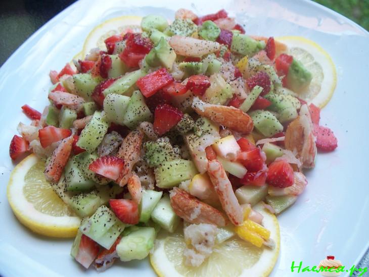 Салат с крабами, клубникой и лимоном