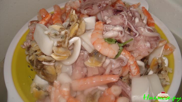 Салат из морепродуктов с луком в сметане