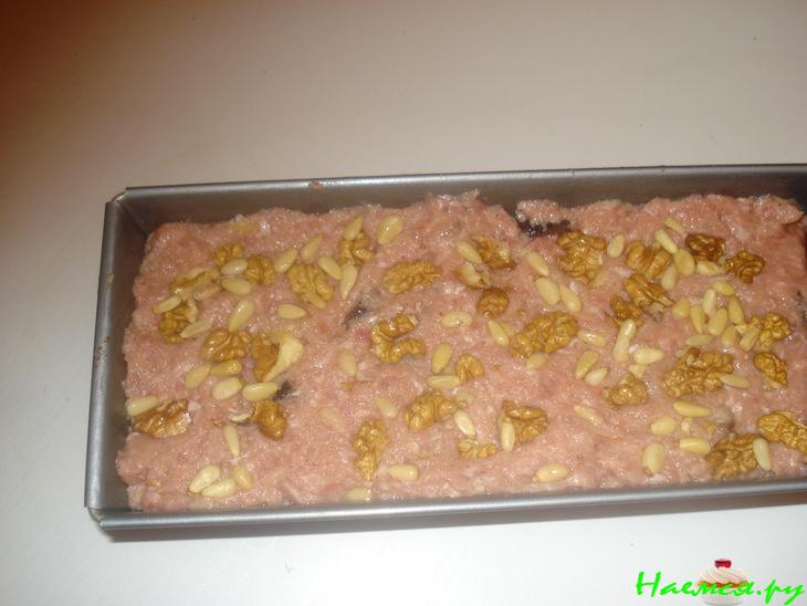 Мясной хлебец с черносливом и орехами