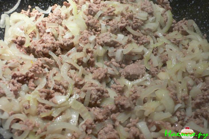 Тушёная картошка с луком и фаршем (Geschmortes Zwiebelhackfleisch)