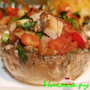 Фаршированные овощами шампиньоны