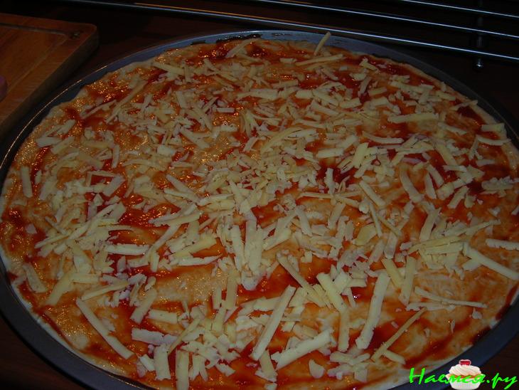 Пицца (сыр, помидоры, сосиски)