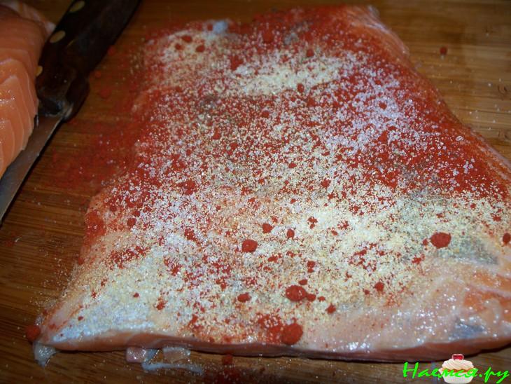 Рулет из лосося с морковью, шпинатом и чесноком