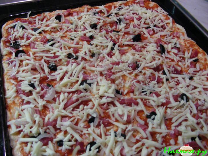 Пицца с грудинкой и оливками  