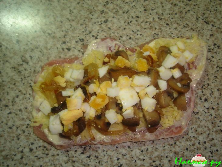 Рулетики из свиного филе с яйцом, сыром и грибами