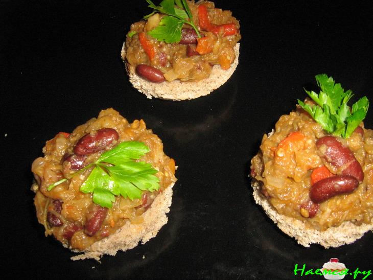 Закуска из баклажан, яблок и красной фасоли