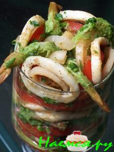 Коктейль с креветками и кальмарами