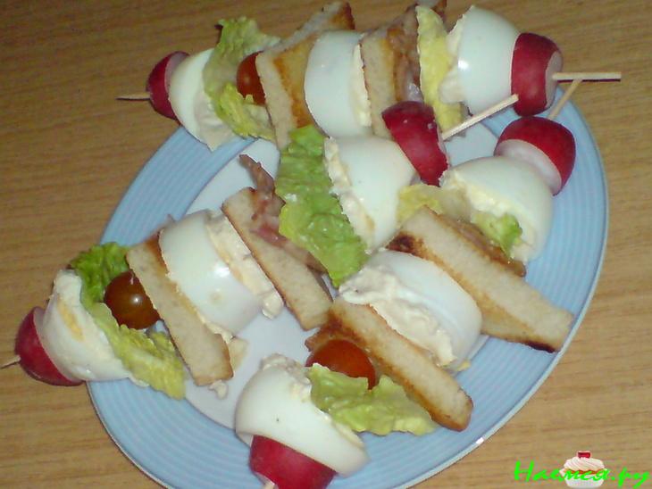 Шашлычки из вареных яиц и овощей