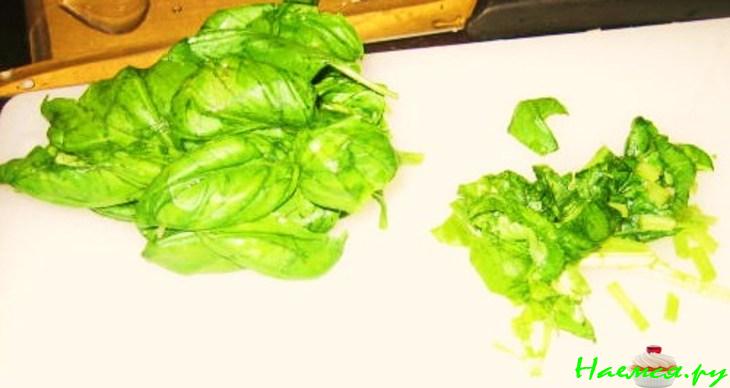 Томатный суп с базиликом, чесноком и чили