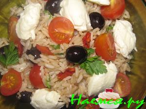 Итальянский рисовый салат с маслинами и моццареллой