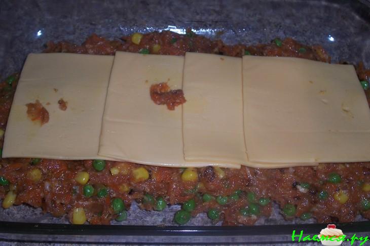 Запеченный рулет из фарша с овощами и сыром