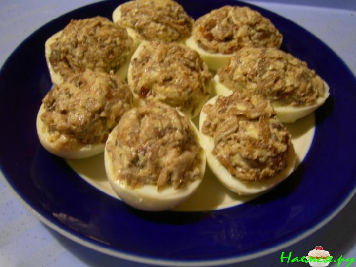 Закуска с фаршированными яйцами