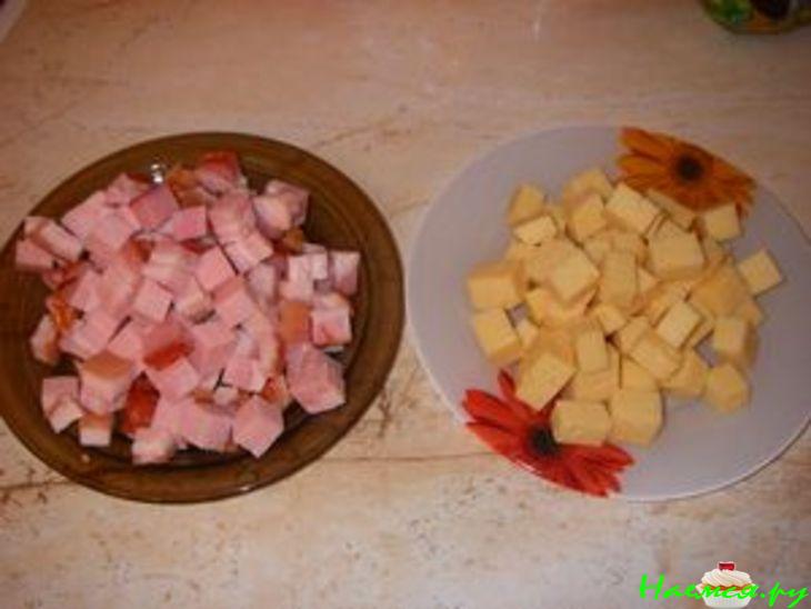 Закусочный хлеб с сыром и копченой грудинкой