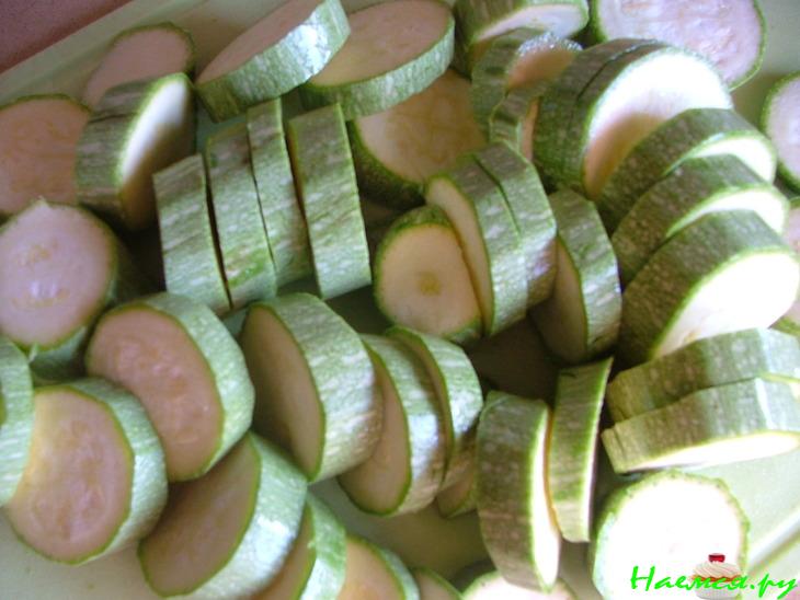 Суп-пюре из кабачков с песто из базилика и кориандра