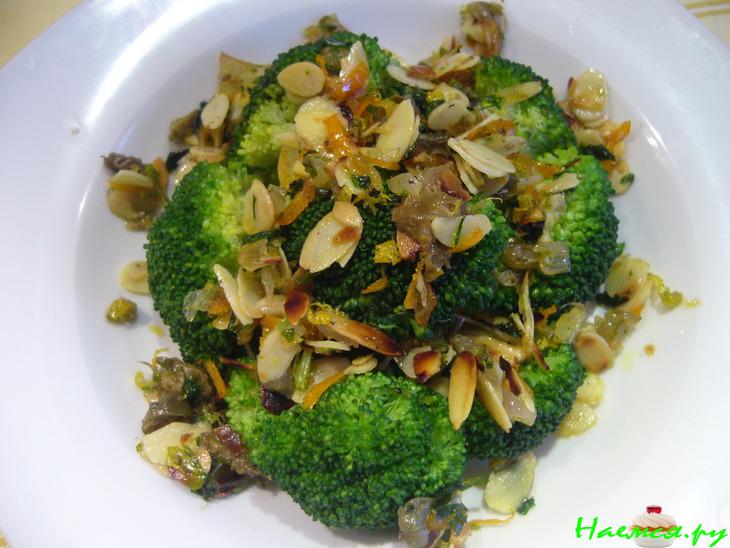 Брокколи с миндальным соусом