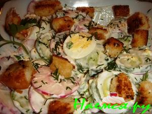 Салат весенний с крутонами Салат весенний с крутонами