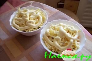 Сырный салат с крабовыми палочками