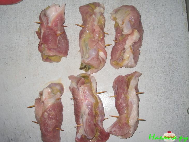 Свиные рулетики с соленым огурцом и горчицей