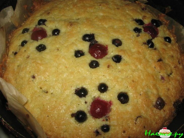 Пирог вишнево-смородиновый с шоколадом