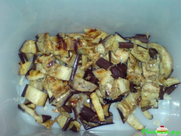 Салат из запеченный перчиков и баклажана