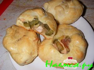 Пирожки с курицей, картофелем и солеными огурчиками