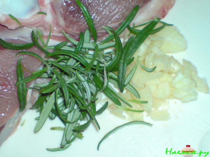 Голень индейки, тушенная в вине с розмарином