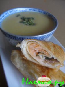 Кукурузный крем - суп с песто и лососевыми роллами