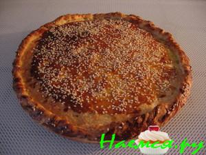 Пирог с зеленым луком и яйцом с рисом