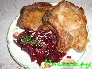 Свиная корейка-гриль с гарниром из маринованной свеклы