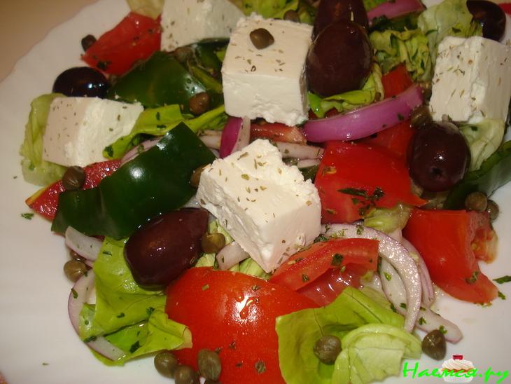 Деревенский салат с огуречным соусом