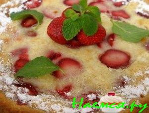 Пирог ягодный (клубника) со сметанной заливкой