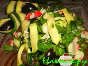 Крабовый салат с цуккини и шпинатом