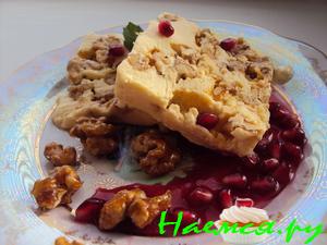 Ореховое парфе с гранатовым соусом