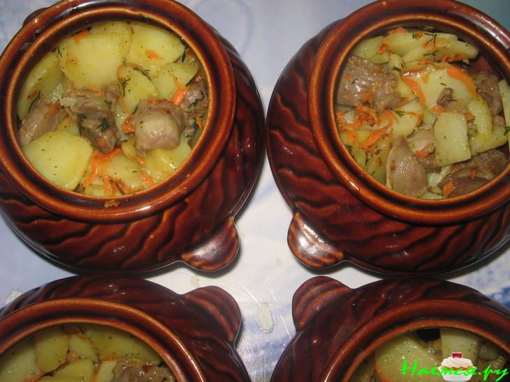 Жаркое в горшочке из куриных желудочков