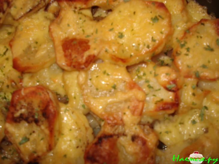 Картофель запеченный с вином и луком с сырной корочкой