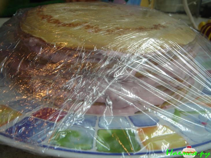 Творожно-клубничный блинный торт