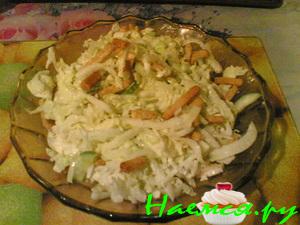 Салат с пекинской капустой и свежим огурчиком с сухариками