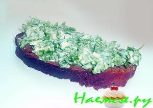 Бутерброд на бородинском хлебе с зеленью