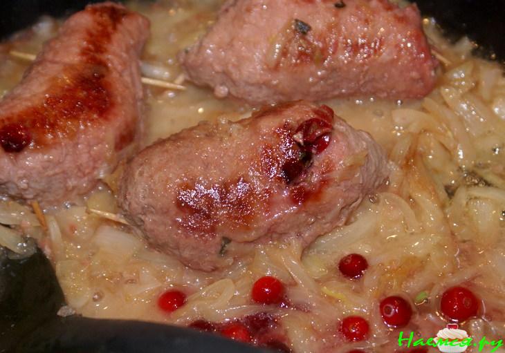 Рулеты из телятины с клюквой