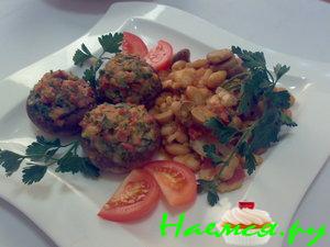 Фаршированные грибы с гарниром из фасоли