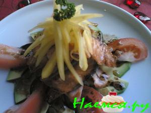 Авокадо, лосось с соусом Бальзамико