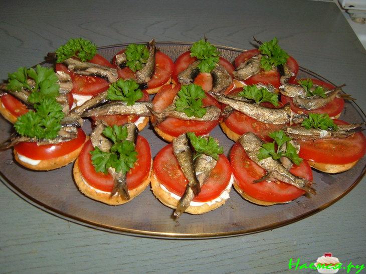 Бутерброды со шпротами и помидорами