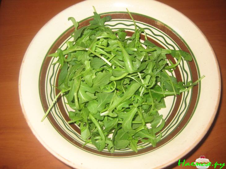 Салат под белое вино "Руккола с рыбой и нектарином"